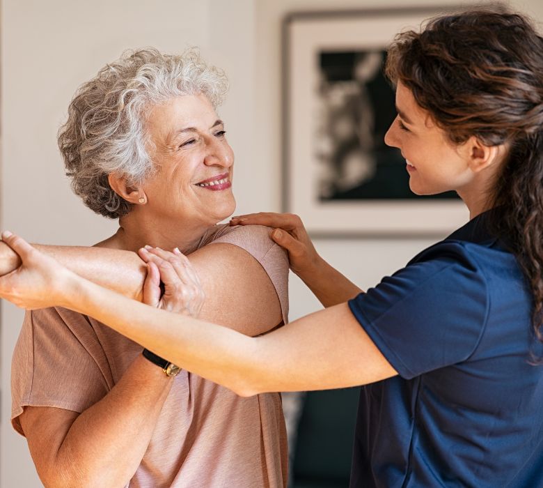 Physiotherapeut führt Hausbesuch in Garmisch-Partenkirchen durch – mobile Physiotherapie bei Patienten zu Hause
